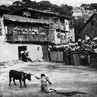 Španija: Bullfight. Nbull borba na gradskom trgu sela Mijares, Španija. Fotografija, sredina 20. veka.